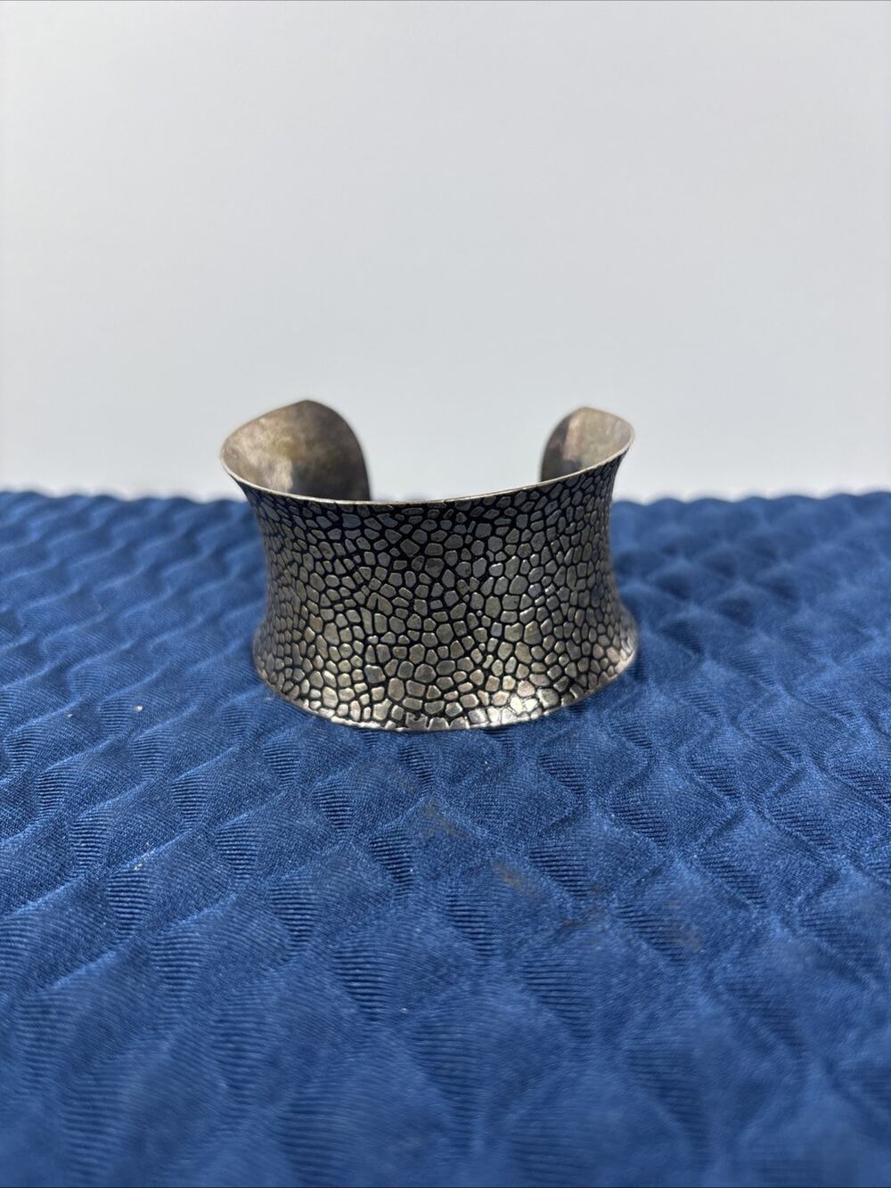 SILVERTONE WIDE HAMMERED PEBBLED FINISH STRETCH BRACELET